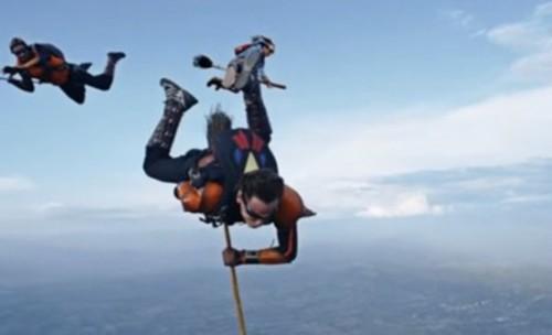 瑞士跳伞者重现哈利波特经典场面（瑞士跳伞者骑扫把从200米高悬崖上跳下） 第3张