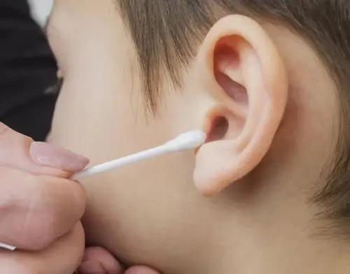 一岁前的婴儿总是挠耳朵。原因是什么，如何护理？妈妈应该知道她想要什么。