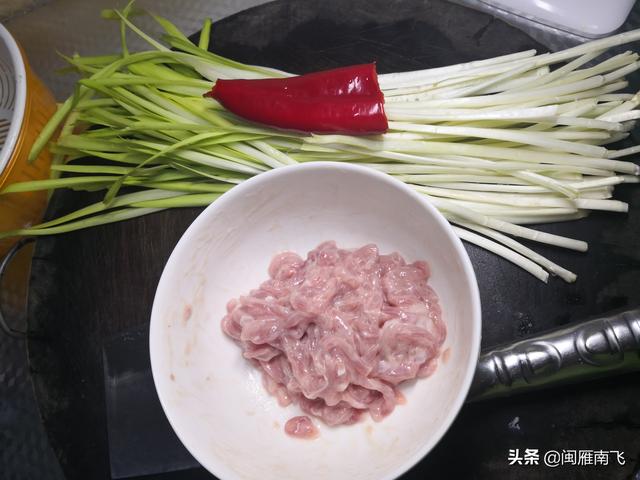 韭黄红椒肉丝怎么做 韭黄炒肉丝的家常做法窍门 第1张